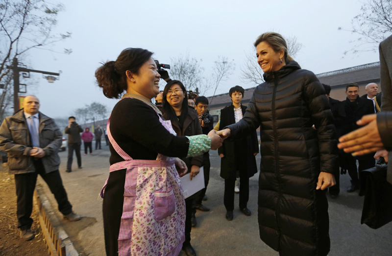 Dutch royal visits noodle restaurant in Beijing village