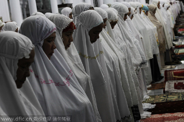 Thousands pray at Indonesian mosque that survived in tsunami