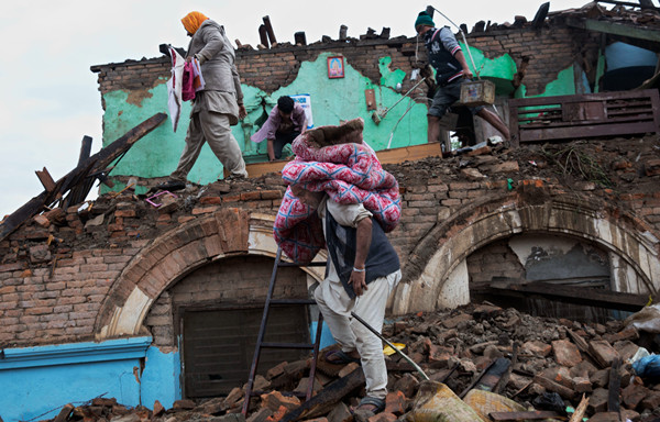 Nepalis wait for quake help as death toll passes 4,000