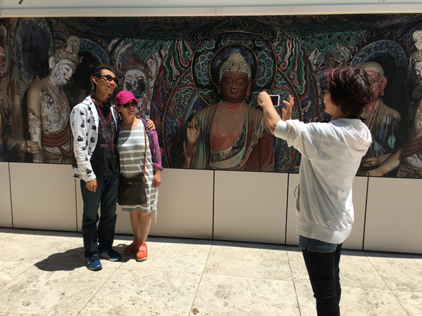 Chinese family travelers take to museums