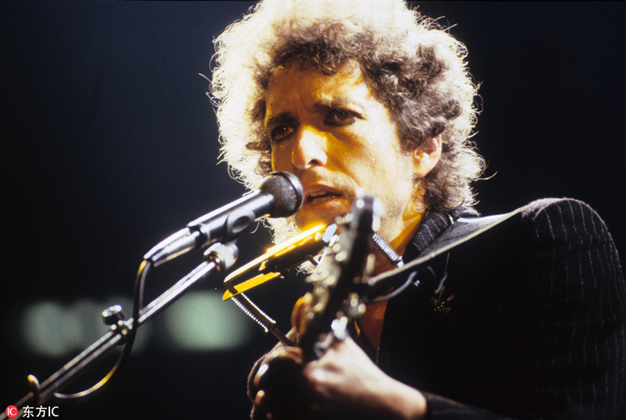'Greatest living poet' Bob Dylan wins Nobel literature prize