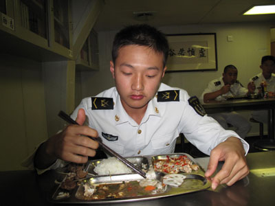 與胡主席合影留念的海軍戰(zhàn)士隨艦護(hù)航