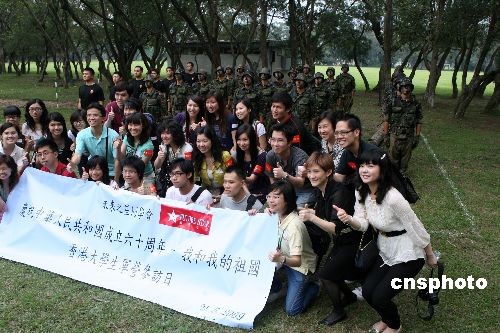 駐港部隊(duì)向香港大學(xué)生展示威武形象