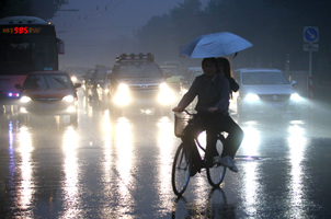 北京大霧籠罩，伴有小雨