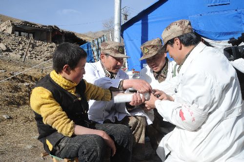 守護(hù)雪域高原，朵朵生命之花——記西藏軍區(qū)副司令員兼西藏軍區(qū)總醫(yī)院院長李素芝