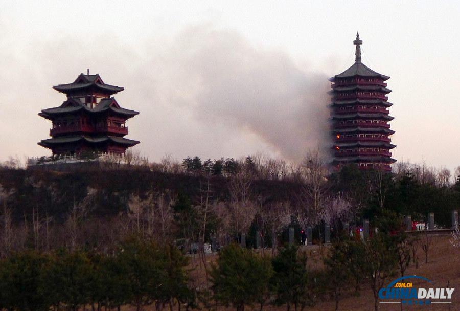 直擊北京園博園內(nèi)永定塔發(fā)生火災(zāi)