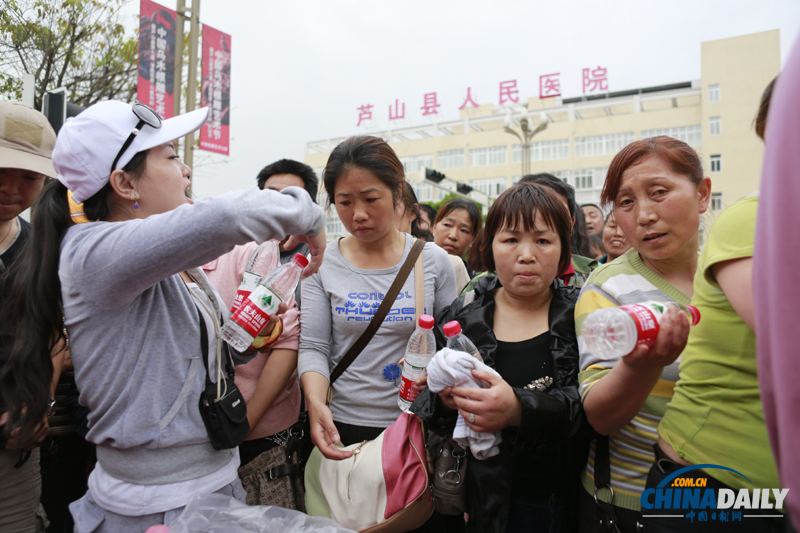 中國(guó)日?qǐng)?bào)記者抵達(dá)震中蘆山