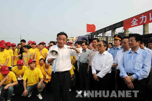 吳邦國赴四川地震災(zāi)區(qū)指導(dǎo)抗震救災(zāi)工作