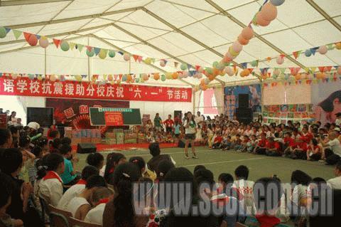 六一的快樂在“帳篷小學(xué)”蕩漾（組圖）