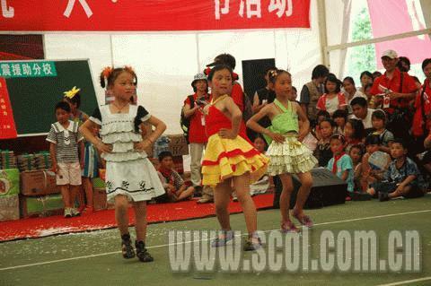六一的快樂在“帳篷小學(xué)”蕩漾（組圖）
