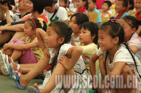 六一的快樂在“帳篷小學(xué)”蕩漾（組圖）
