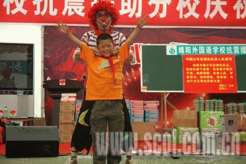 六一的快樂在“帳篷小學(xué)”蕩漾（組圖）