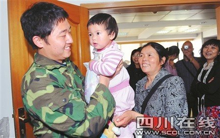 最美微笑戰(zhàn)士再見災(zāi)區(qū)小寶貝 想認她作干女兒(圖)