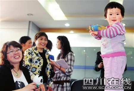 最美微笑戰(zhàn)士再見災(zāi)區(qū)小寶貝 想認她作干女兒(圖)