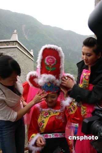北川震后首場(chǎng)集體婚禮舉行 最長(zhǎng)者61歲(組圖)