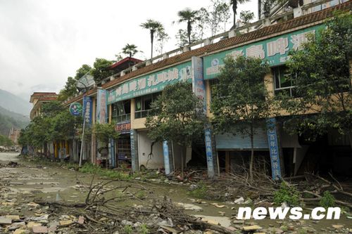 北川老縣城昨開城 數(shù)萬民眾祭奠遇難同胞(圖)