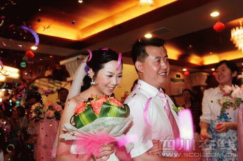 地震救災(zāi)女護士變身“最美俏新娘”[組圖]