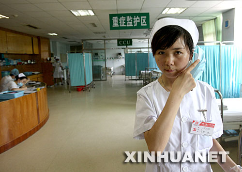 地震救災(zāi)女護士變身“最美俏新娘”[組圖]