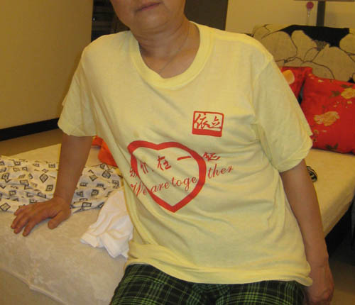 地震災(zāi)區(qū)志愿者衣服集匯（組圖）
