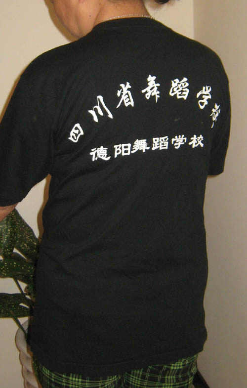 地震災(zāi)區(qū)志愿者衣服集匯（組圖）