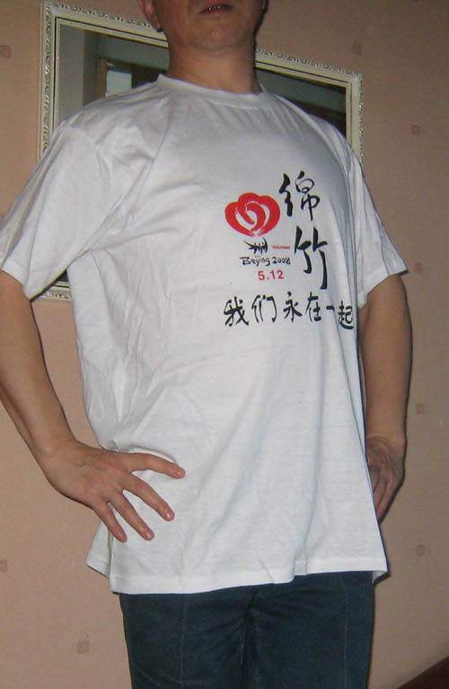 地震災(zāi)區(qū)志愿者衣服集匯（組圖）