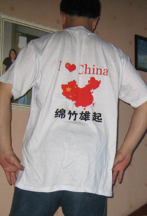 地震災(zāi)區(qū)志愿者衣服集匯（組圖）