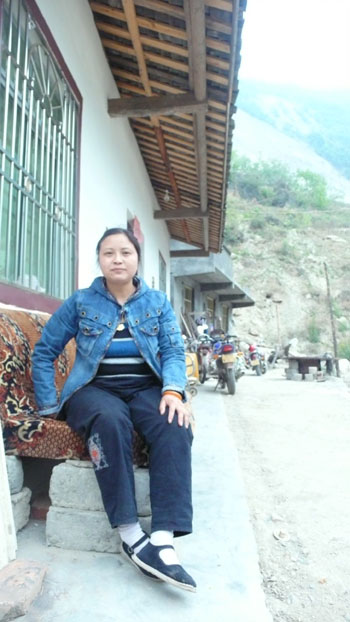 一年后，苦難中英雄的災區(qū)人民昂起了頭