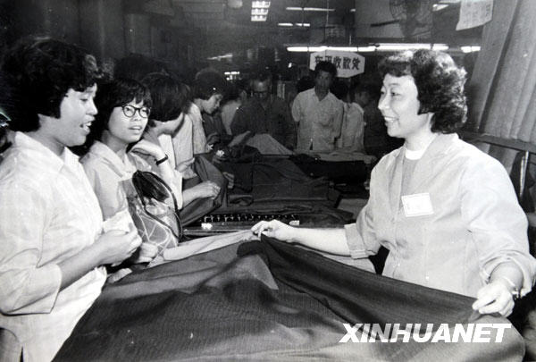 [共和國(guó)同齡人]張愛(ài)玲：能為顧客服務(wù)是一種幸福