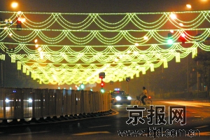 霓虹燈安裝完畢 國(guó)慶期間將點(diǎn)亮前三門大街