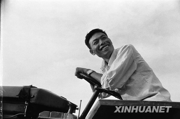 嚴(yán)宏昌：一個(gè)“手印農(nóng)民”的60載土地深情
