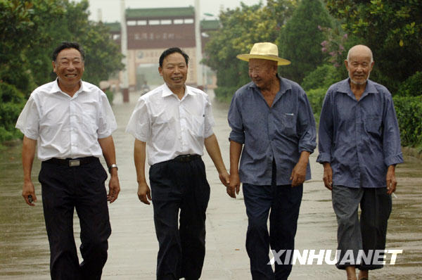 嚴(yán)宏昌：一個(gè)“手印農(nóng)民”的60載土地深情