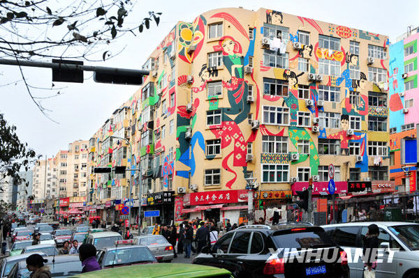 青島：樓群壁畫(huà)鮮麗悅目 個(gè)性十足[組圖]
