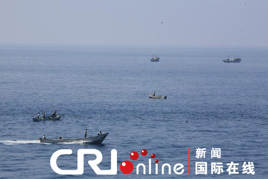 我護(hù)航編隊(duì)兩艘導(dǎo)彈驅(qū)逐艦阻止海盜襲擊(組圖)