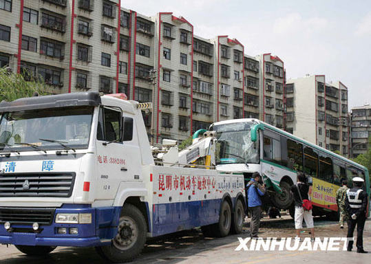 昆明公交車(chē)與轎車(chē)相撞墜河12人傷亡