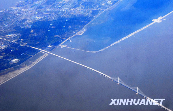 上海長江大橋進入后期施工階段 空中拍攝雄姿已顯