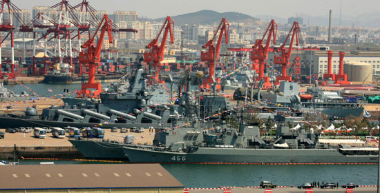 多國海軍艦艇參加中國海軍建軍60周年紀(jì)念活動