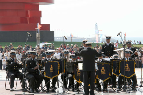 多國(guó)海軍樂手同臺(tái)演藝 慶祝我國(guó)海軍成立60周年