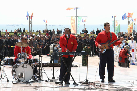 多國海軍樂手同臺(tái)演藝 慶祝我國海軍成立60周年
