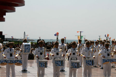 多國(guó)海軍樂(lè)手同臺(tái)演藝 慶祝我國(guó)海軍成立60周年