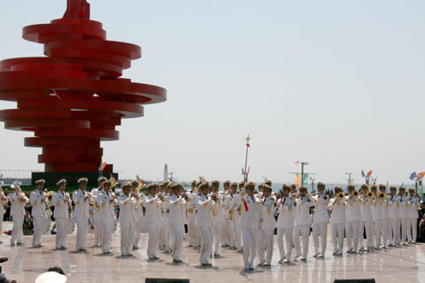 多國(guó)海軍樂手同臺(tái)演藝 慶祝我國(guó)海軍成立60周年