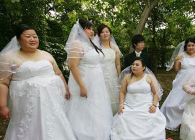 9名重量級“胖妹”舉行集體訂婚儀式