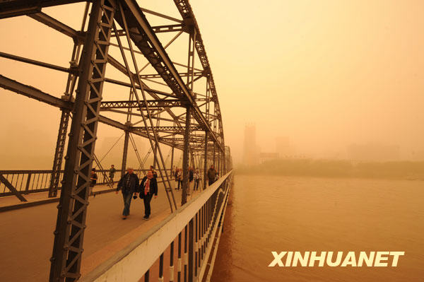 我國(guó)多個(gè)地區(qū)遭遇大風(fēng)沙塵天氣[組圖]