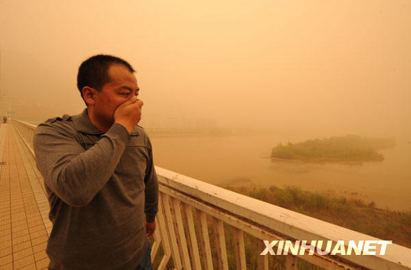 我國(guó)多個(gè)地區(qū)遭遇大風(fēng)沙塵天氣[組圖]