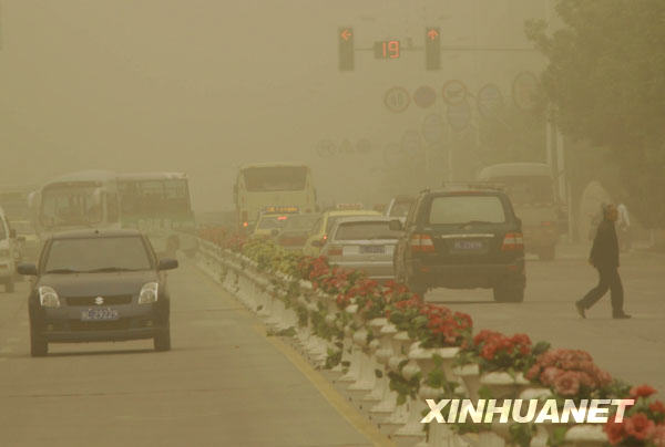 我國多個(gè)地區(qū)遭遇大風(fēng)沙塵天氣[組圖]