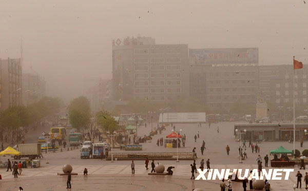 我國(guó)多個(gè)地區(qū)遭遇大風(fēng)沙塵天氣[組圖]