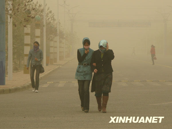 我國多個地區(qū)遭遇大風(fēng)沙塵天氣[組圖]