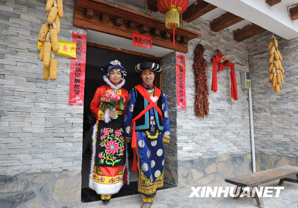 汶川地震一周年：北川20對(duì)重組家庭新人舉行集體婚禮