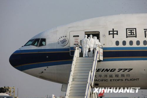 98名滯留墨西哥中國旅客乘包機(jī)抵達(dá)上海(圖)