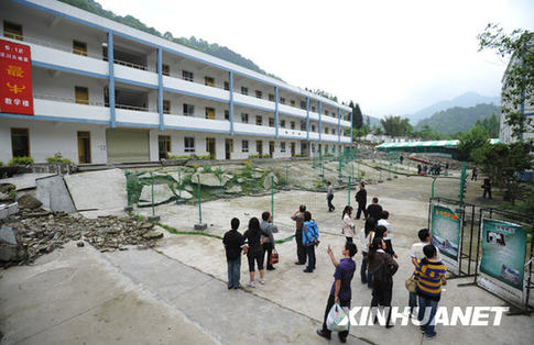 汶川地震一周年：游地震遺址