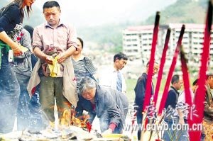 北川老縣城昨開城 數(shù)萬(wàn)民眾祭奠遇難同胞(圖)